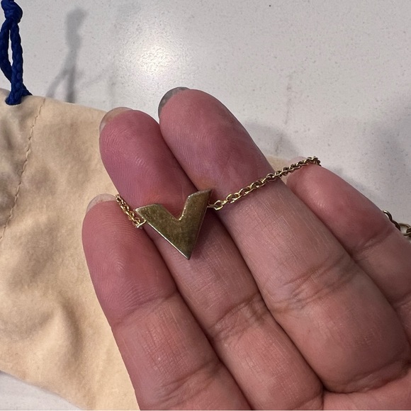 Louis Vuitton essential V bracelet - Picture 8 of 13